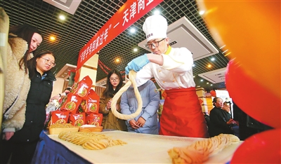 《天津日报》、津云客户端报道我校“带老字号回家过年”专场活动