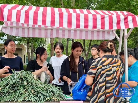 津云客户端报道我校“天商农场”集体劳动暨“蔬菜集市”系列活动